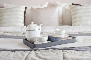 zarif çay Kupası set siyah tepsi ve modern yatak odası iç kitaplarda