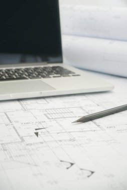 İnşaat mimari çizim kağıt üzerinde siyah kalem ve bilgisayar dizüstü bilgisayar
