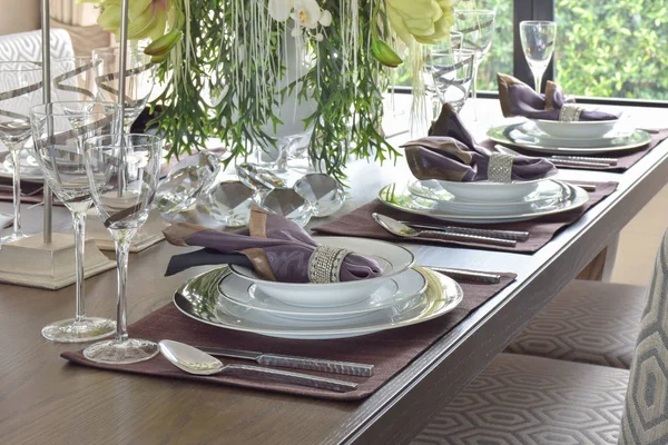 고전적인 우아함과 스타일에 나무 식탁 세트 식사 — 스톡 사진