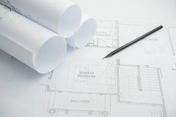 Svart penna på arkitektoniska ritpapper och rullar för konstruktion — Stockfoto