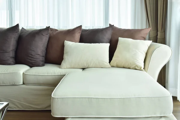 L forma de sofá beige con varía color marrón de almohadas — Foto de Stock