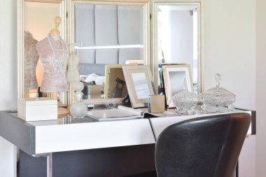 evde lüks tuvalet masasının üzerinde set takı