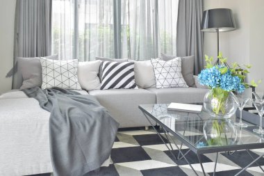 Desen ve renk yastıklar modern oturma odasında ışık gri L şekli kanepe koymak ile değişir