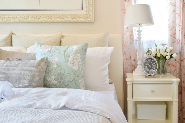 Chambre vintage intérieur avec coussins de fleurs et lampe de table décorative — Photo