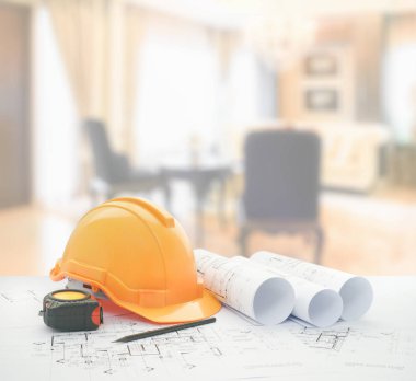 kask ve araçları üzerinde arka plan olarak klasik salon iç mimari planı