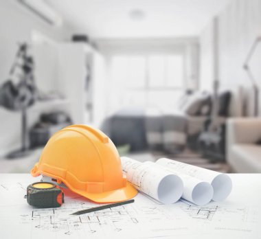 kask ve araçları üzerinde arka plan olarak kanepe yatak odası ile mimari planı