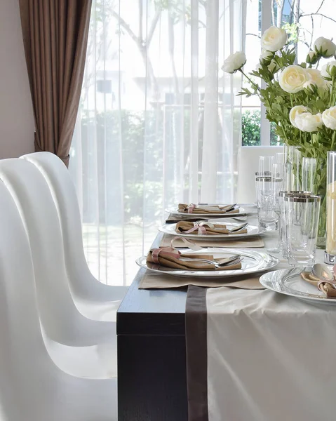 Mesa de madera de comedor y cómodas sillas en el hogar moderno con ajuste de mesa elegante — Foto de Stock