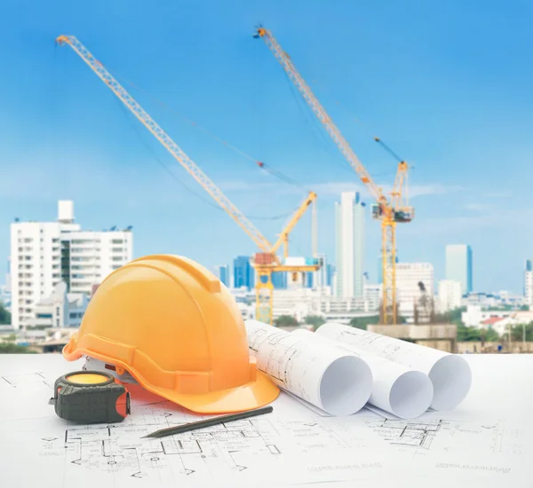 kask ve inşaat alanı üzerinde araçları ile mimari planı