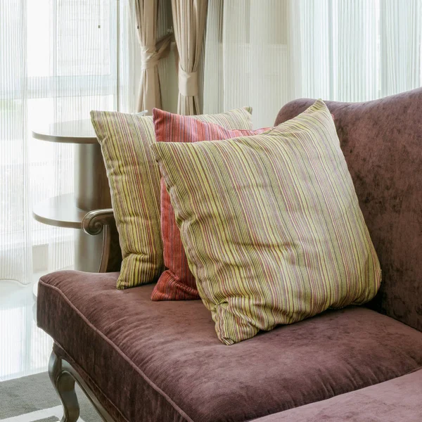 Almohadas de colores en sofá rojo en el interior de la sala de estar de lujo —  Fotos de Stock
