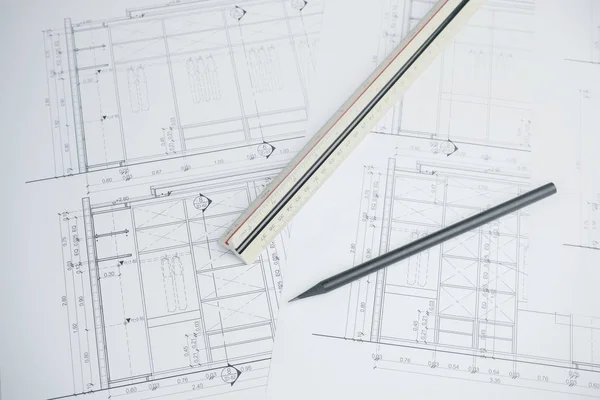 Schwarzstift auf Architekturzeichenpapier und Rollen für den Bau — Stockfoto