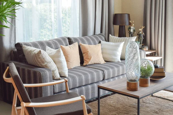 Modernt vardagsrum inredning med randiga kuddar på en ledig soffa — Stockfoto
