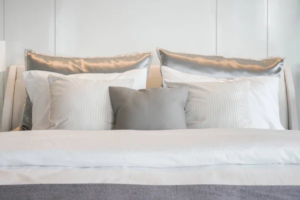 灰色的颜色方案枕头在床上有床上用品缎成品的样式设置 — 图库照片
