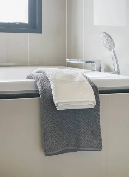 Toalla y bañera gris y blanca en baño interior moderno — Foto de Stock
