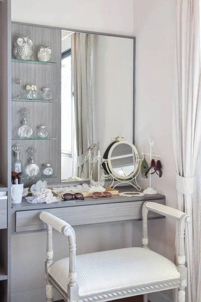 Vestidor de estilo vintage con silla blanca clásica y tocador — Foto de Stock