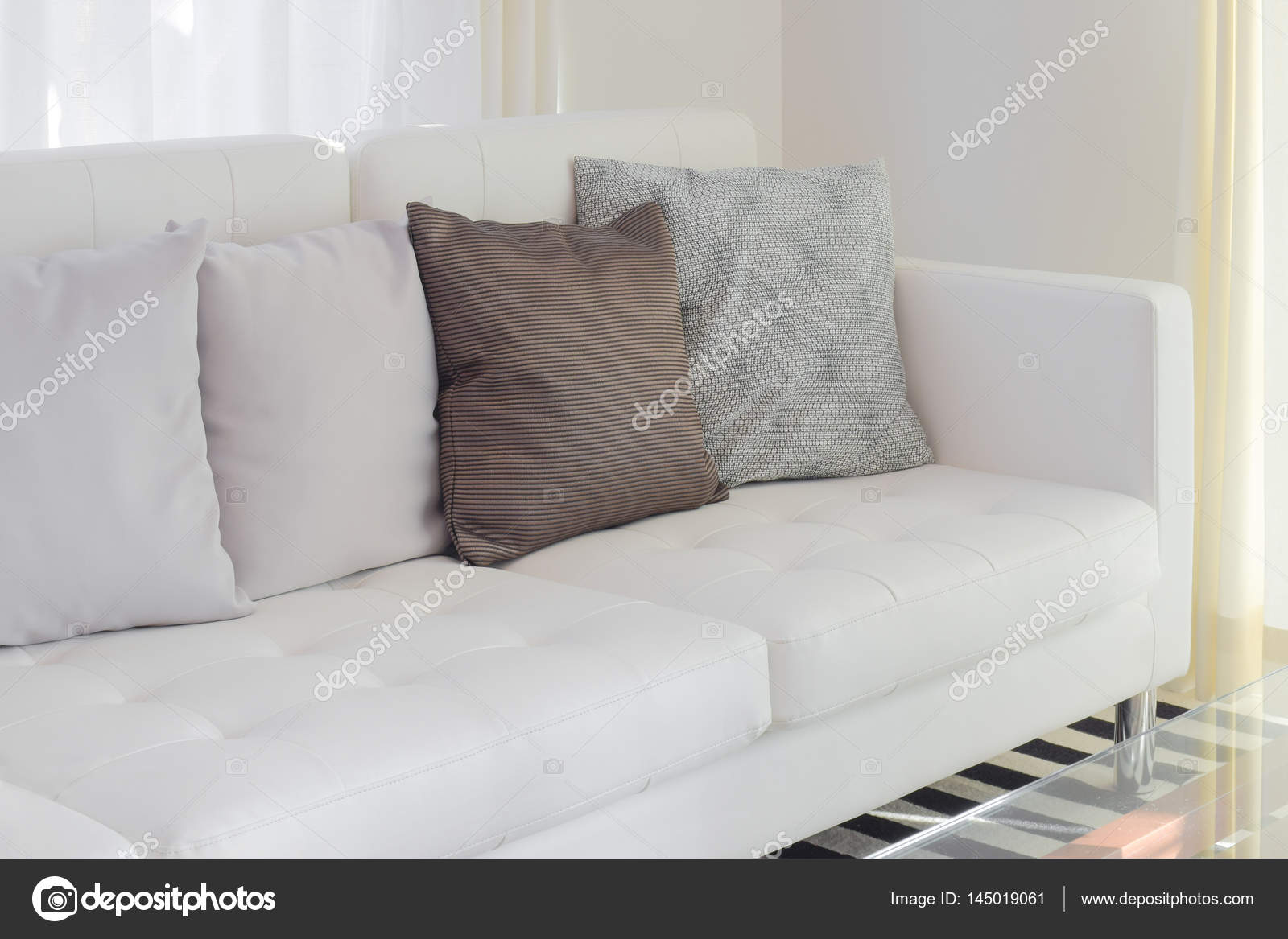 Kussens op witte sofa in de woonkamer — Stockfoto © WorldWide_Stock ... Kussens op witte sofa in de woonkamer — Stockfoto © WorldWide_Stock ...