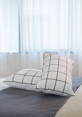 Siyah ve beyaz yastıklar koyu gri yatak runner yatak odasında ayarlama