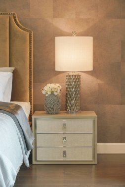 Lüks stil okuma lambası ve çiçek güzel başucundaki yatağın yanındaki ayarı kavanoz