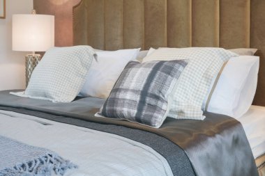 Checked deseni yastık yatak lüks dekoratif stil yatak odası