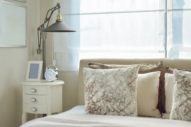 lamba ve ahşap masa evde çalar saat ile lüks yatak odası