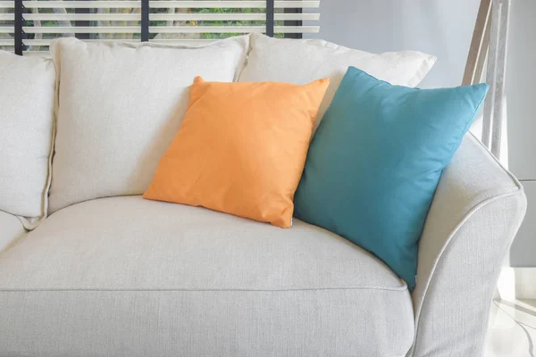 Almohada amarilla y verde sobre sofá blanco — Foto de Stock