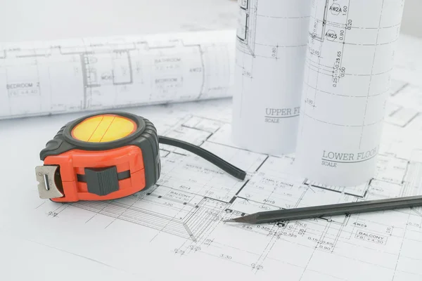 建筑师工作场所-建筑蓝图与测量磁带和黑色铅笔在桌子上. — 图库照片