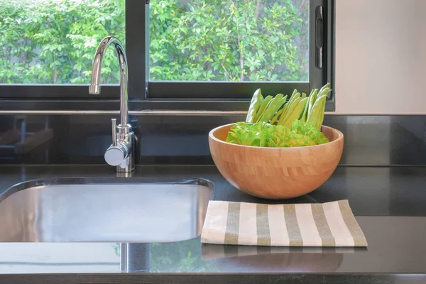 Weiße Spüle in der modernen Küche - Stockfotografie: lizenzfreie Fotos