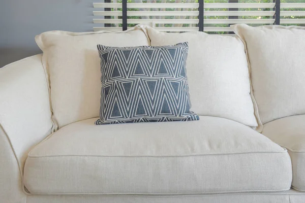 Primer sofá con almohadas de color verde azulado en el centro — Foto de Stock