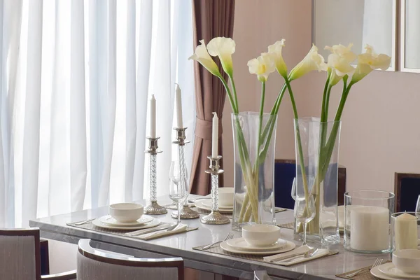 Elegancki stół ustawiony na marmurowy stół w nowoczesnym stylu jadalni wnętrza — Zdjęcie stockowe