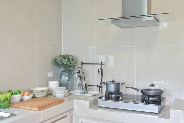 Stainless pan on gas stove with utensil in modern kitchen — Stock Photo, Image