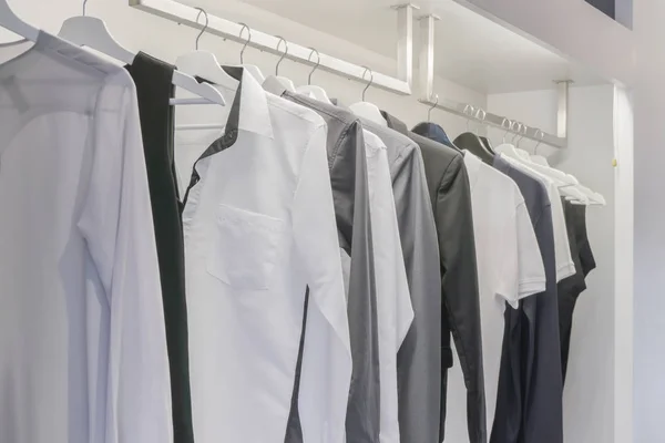 Rad herrskjorta hängande i garderob — Stockfoto