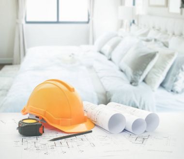 kask ve araçları üzerinde beyaz ve gri yastık yatak yatak odası modern mimari planı