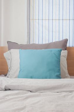 Turkuaz ve gri yastık ile stil yatak takımları desenli yatakta