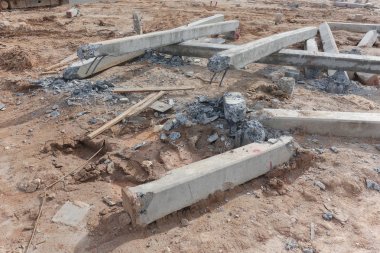 Hasar ayağı yerde inşaat sahasında