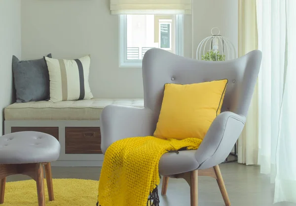 Leunstoel en gele kussen en sjaal in moderne stijl zithoek — Stockfoto