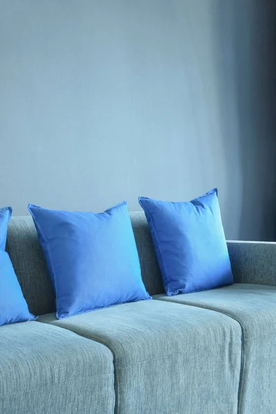 Sala de estar esquema de color azul con almohadas y sofá — Foto de Stock