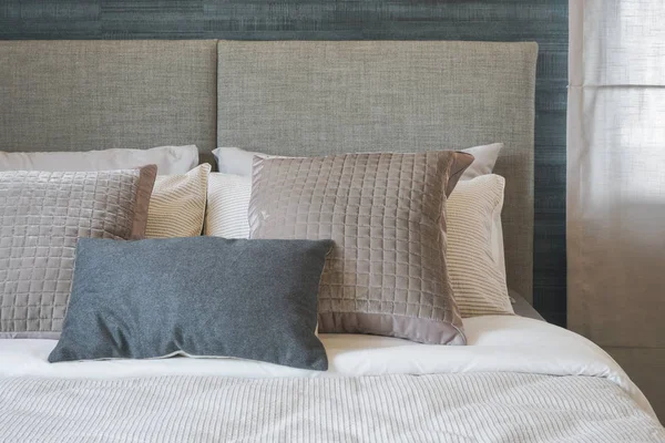 Kisseneinstellung auf dem Bett im modernen klassischen Stil Schlafzimmer — Stockfoto