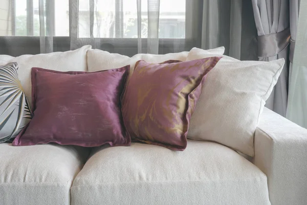 Almohadas moradas en sofá blanco en la sala de estar — Foto de Stock