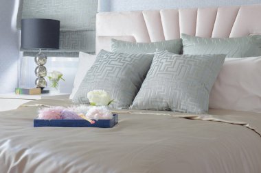 Tepsi ve saten bitmiş yatak tarzı yatakta çiçek örgü