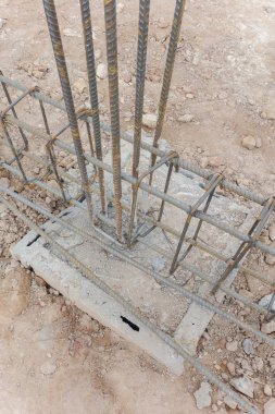 Çelik kravat iş inşaat sahasında