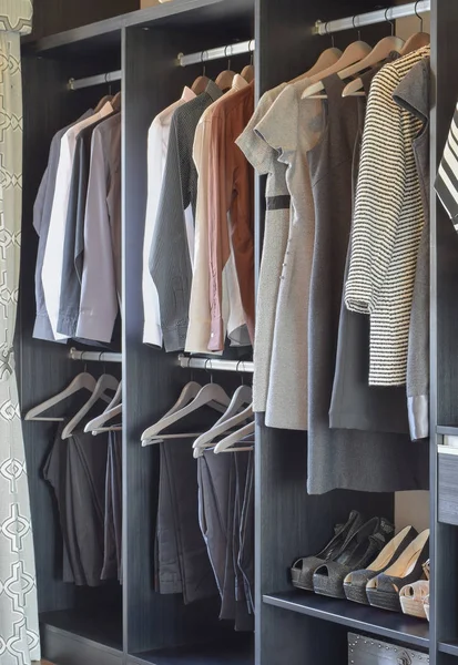 Modern garderob med raden av dukar hänger i svart garderob — Stockfoto