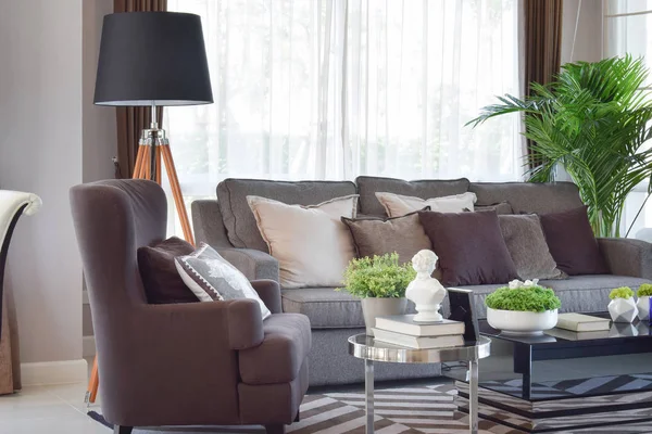 Moderno diseño de sala de estar con sofá y lámpara de madera —  Fotos de Stock