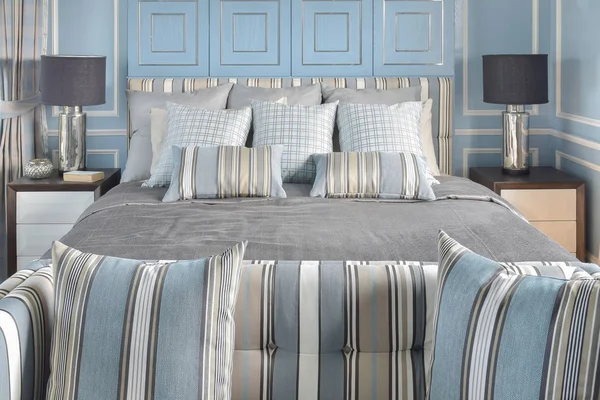 Синий классический стиль постельное белье с удобным диваном — стоковое фото