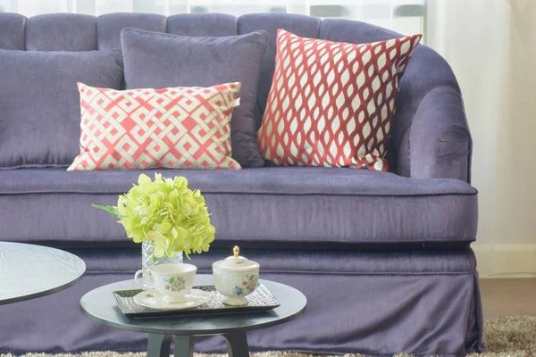 Hortensia verde y juego de té en la sala de estar con sofá violeta en el fondo —  Fotos de Stock
