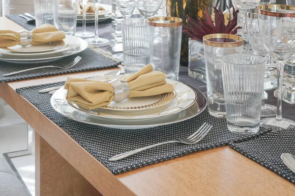 Elegance stil matsal set med guld trim glas på träbord — Stockfoto
