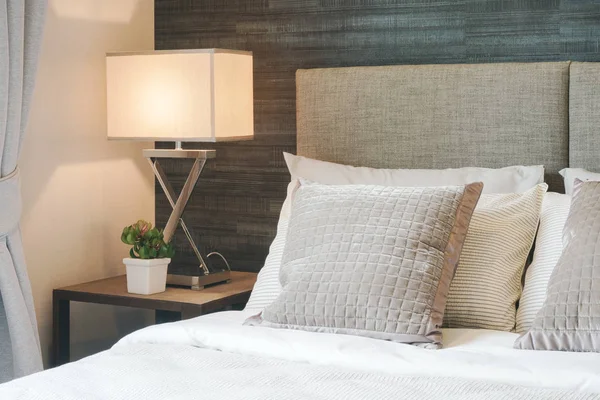 ホテル スタイルの読書ランプ ホワイト シェード付き寝具 — ストック写真