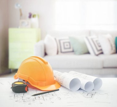 kask ve araçları geometrik desen yastık ve oturma odasında yeşil büfe ile rahat kanepe üzerinde mimari planı