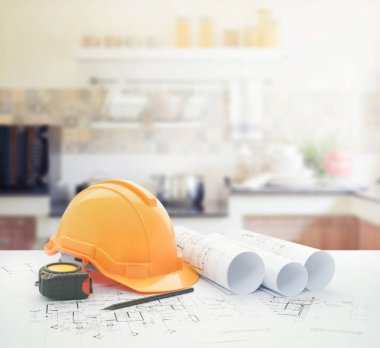 kask ve araçları üzerinde arka plan olarak modern mutfak iç mimari planı