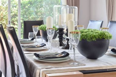 ahşap masa ve rahat sandalyeler modern ev ile zarif Sofra yemek