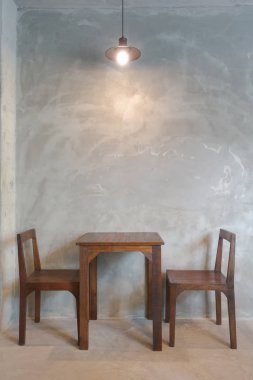 Ahşap masa ve sandalye kolye ışık ile restoranda