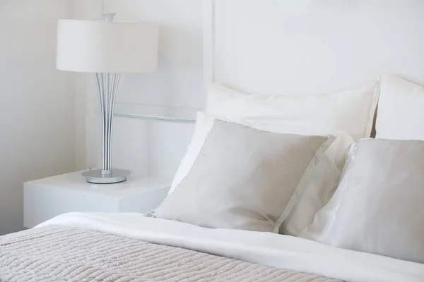 素敵な雰囲気の寝室モダンなインテリア スタイルでベッドの上の軽い灰色枕設定 — ストック写真